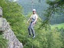 Aftersteg 2007 229 (66) * Auf dem Seil ber die Schlucht. Martin laesst sich im Gurtzeug baumeln. * 1280 x 960 * (583KB)